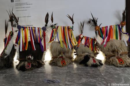 Kamnik so obiskali koranti iz Zamušanov pri Ptuju in v mestno jedro privabili nepregledno množico, željno ogleda tradicionalne pustne šege (89)